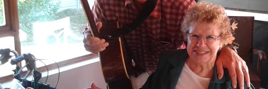 Dirk Büchner van Huis Breda met sy kitaar saam met Jenny Dempster op haar 74ste verjaardag
